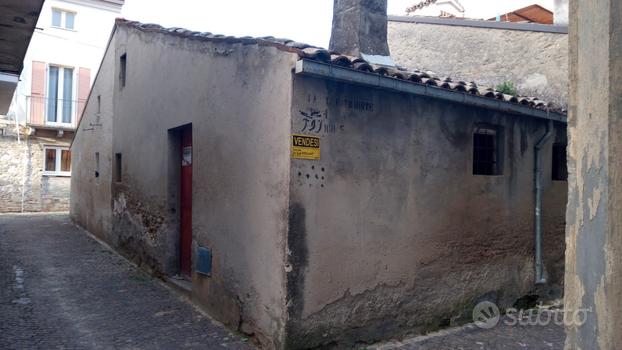 Casa da ristrutturare a pochi passi dal centro di