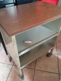 Scaffale con rotelle legno e metallo 