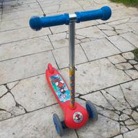 Monopattino a tre ruote a tema spiderman