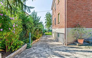 Villa Bifamiliare a Reggio nell'Emilia 6 locali