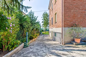 Villa Bifamiliare a Reggio nell'Emilia 6 locali