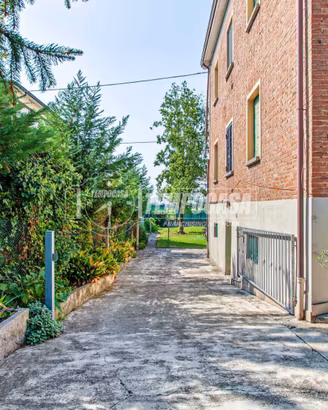 Villa Bifamiliare a Reggio nell'Emilia 6 locali
