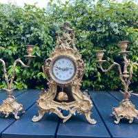 Orolologio antico da tavolo con candelabri