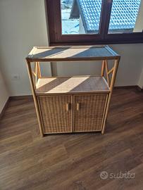 Mobiletto basso in vimini con ante