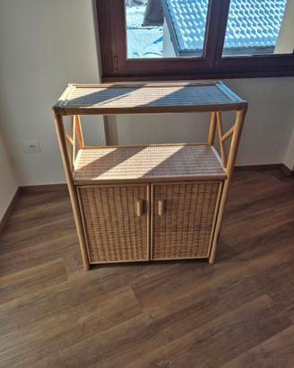 Mobiletto basso in vimini con ante
