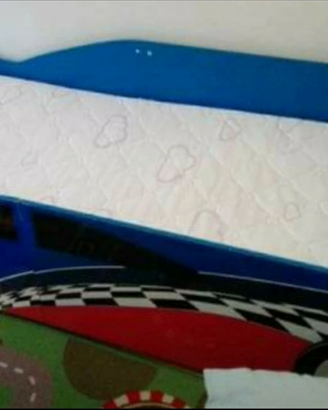 Letto e materasso Montessori macchina da corsa