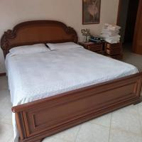 Camera matrimoniale in legno massello.