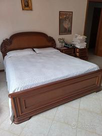 Camera matrimoniale in legno massello.