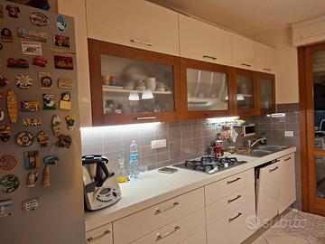 Cucina composta come da immagini