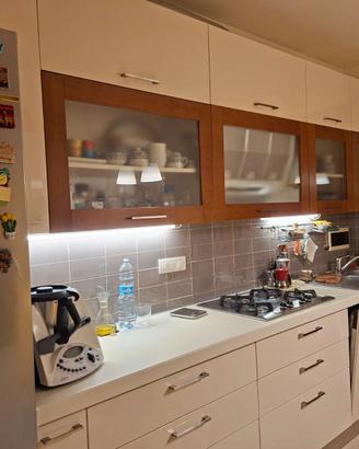 Cucina composta come da immagini