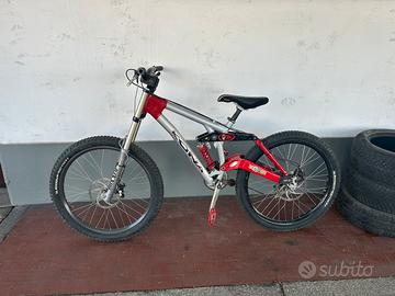 Bicicletta kona downhill taglia M