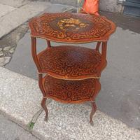 Tavolino in legno intarsiato étagère