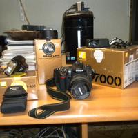 Nikon D700 con obiettivo e Flash