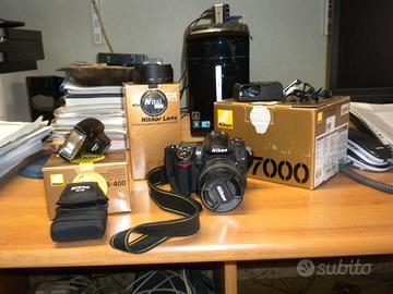 Nikon D700 con obiettivo e Flash