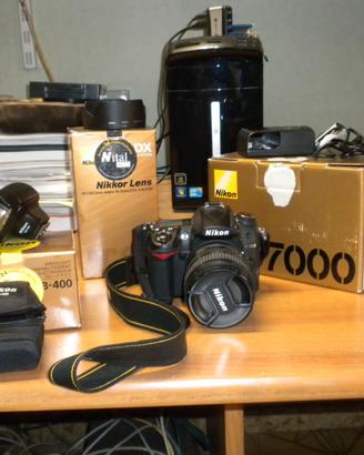 Nikon D700 con obiettivo e Flash