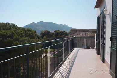 Partanna Mondello Ristrutturato 3 vani terrazzo