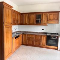Cucina e soggiorno in legno noce nazionale