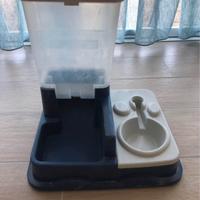 Distributore crocchette e acqua per gatti