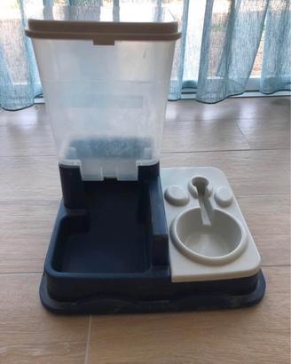 Distributore crocchette e acqua per gatti