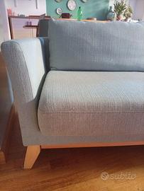 Divano azzurro ghiaccio in stile scandinavo