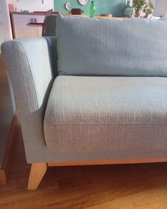 Divano azzurro ghiaccio in stile scandinavo