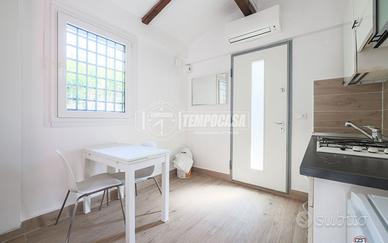 MONOLOCALE A REDDITO CON GIARDINO