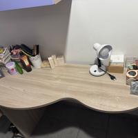scrivania con libreria