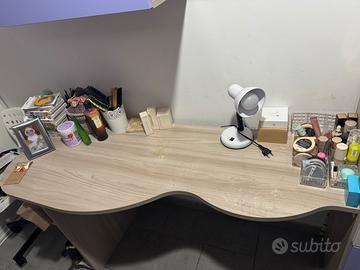 scrivania con libreria