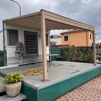 Pergola addossata in ferro lavorato, retraibile