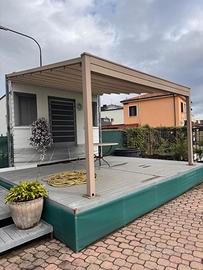 Pergola addossata in ferro lavorato, retraibile