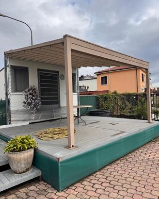 Pergola addossata in ferro lavorato, retraibile