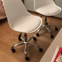 2 sedie con rotelle da scrivania e cuscino bianco
