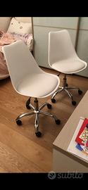 2 sedie con rotelle da scrivania e cuscino bianco