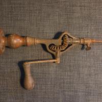 antico trapano a mano 