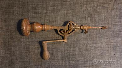 antico trapano a mano 