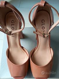 Scarpe con i tacchi alti 