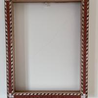 Cornice in legno con intarsi in legno e mosaico