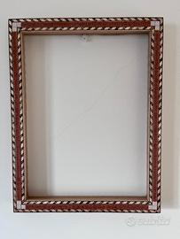 Cornice in legno con intarsi in legno e mosaico