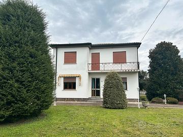 Villetta con giardino e annessi