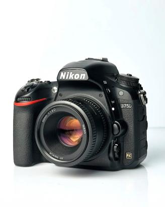 Nikon D750 +35mm1.8 e altri (come nuova)