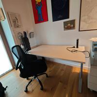 Scrivania con prese elettriche e sedia ergonomica