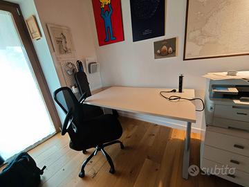 Scrivania con prese elettriche e sedia ergonomica