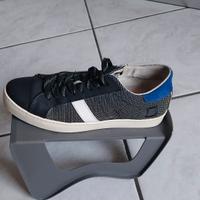 Scarpe sportive con l'accesso zip laterale