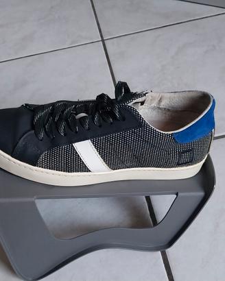 Scarpe sportive con l'accesso zip laterale
