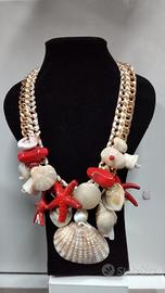 collana conchiglie e stelle marine rosse. 