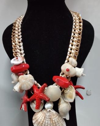 collana conchiglie e stelle marine rosse. 