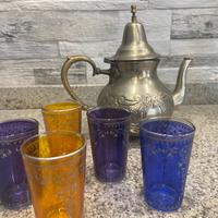 Teiera marocchina originale e 5 bicchieri colorati
