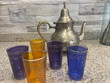 Teiera marocchina originale e 5 bicchieri colorati