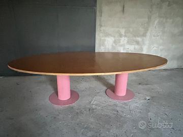 Grande tavolo di design di ampia metratura