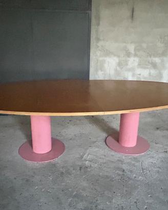 Grande tavolo di design di ampia metratura